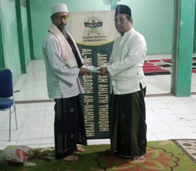 
 Cicit Syekh Asnawi Caringin Serahkan Sorban Bersejarah kepada Mudir JATMAN Banten